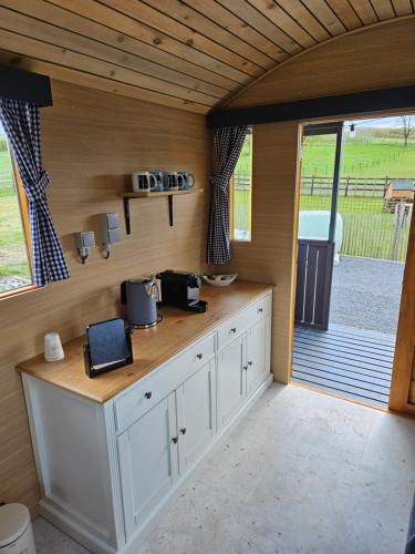 B&B Hoeve De Brieserにあるキッチンまたは簡易キッチン
