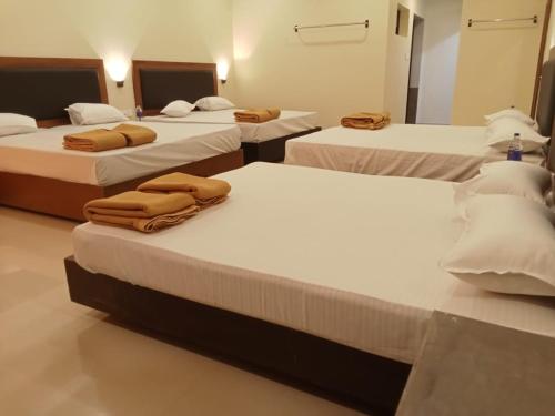 Hotel Sri Deviにあるベッド