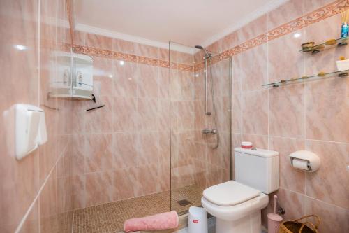 une salle de bain avec toilettes et douche dans l'établissement Can Picafort Near The Sea, à Can Picafort