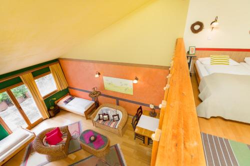 einen Blick über ein Schlafzimmer mit einem Bett in der Unterkunft Appartementhaus Witzmann in Bad Vöslau