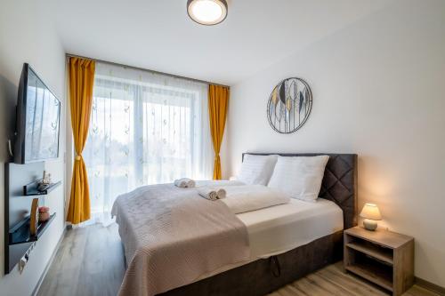 En eller flere senge i et værelse på MyFlat Coral 10 Premium Apartment