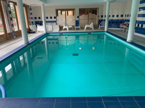 une grande piscine avec de l'eau bleue dans l'établissement Les fermes de saint gervais, à Saint-Gervais-les-Bains