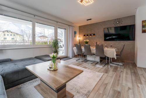 TV a/nebo společenská místnost v ubytování Apartments Kabashi 2 RIVER View