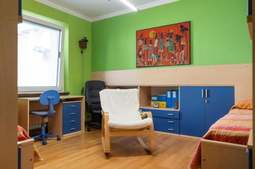 a bedroom with a bed and a desk and a chair at Casa Vincy, Costa Volpino Ospitar in Costa Volpino