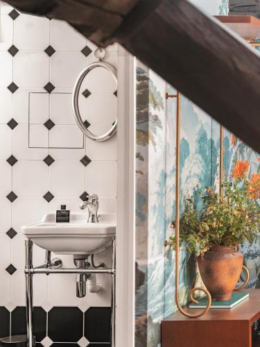 a bathroom with a sink and a mirror at Hotel Madeleine De Senlis in Paris