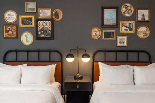 Ein Bett oder Betten in einem Zimmer der Unterkunft Copley Square Hotel, a FOUND Hotel