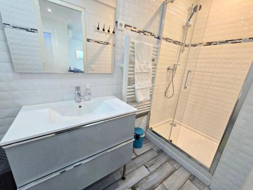 une salle de bain avec un lavabo et une douche dans l'établissement Appartement T2 37m2 Prado Stade Velodrome plage, à Marseille