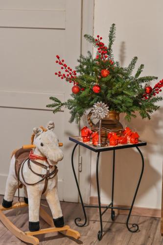 a table with a christmas tree and a horse on a sled at Bukovički mir in Arandjelovac