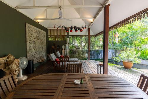 a living room with a table and chairs at 11 Rooms in Chiang Dao