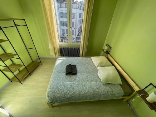 Postel nebo postele na pokoji v ubytování Spacious apartment with balconies Downtown