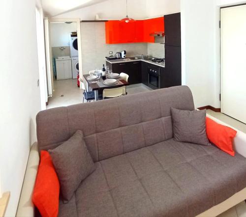 a living room with a couch and a kitchen at AlMa Apartament in Lucca