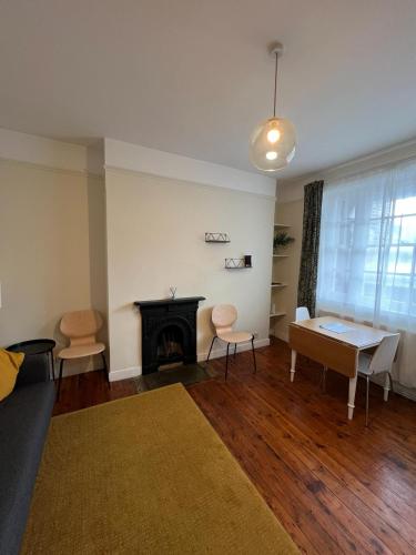 un salon avec un canapé et une cheminée dans l'établissement Cosy 1 Bed Flat in the Heart of Westminster, à Londres