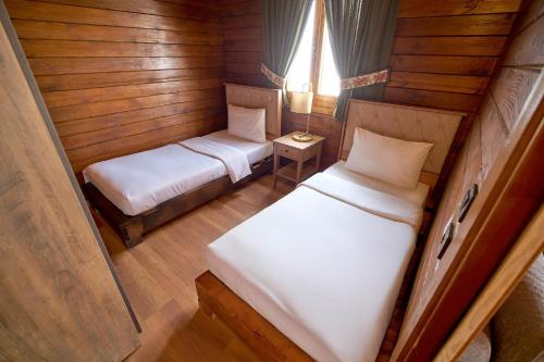 an overhead view of a bedroom with two beds at Flora Handüzü Resort & Wellness Bungalow Hotel in Rize