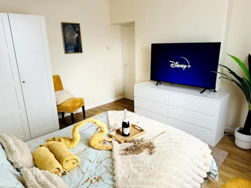 a living room with a bed and a tv at Beautiful Apartment on London Bridge! in London
