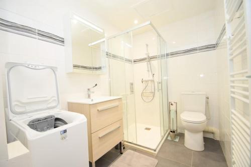 une salle de bain avec toilettes, lavabo et douche dans l'établissement Appartement 4 pers à 300m de la gare SNCF, à Dinan