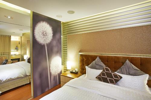 a bedroom with a bed and a large mirror at 薇風情汽車旅館 - 台南館 in Liujia