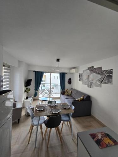 un salon avec une table et un canapé dans l'établissement L'Eden - Front de MER - Centre-Ville - Parking privé, à Menton