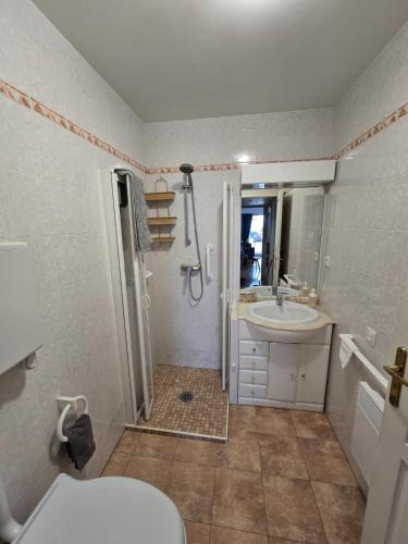 une salle de bain avec toilettes et lavabo dans l'établissement L'Eden - Front de MER - Centre-Ville - Parking privé, à Menton