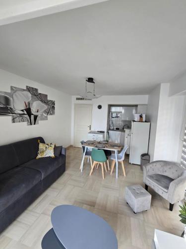 un salon avec un canapé et une table dans l'établissement L'Eden - Front de MER - Centre-Ville - Parking privé, à Menton