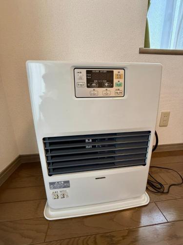 a microwave oven sitting on top of a floor at 8-1閑静なエリア豊平川目の前でゆったりと静かな旅行可能 in Sapporo