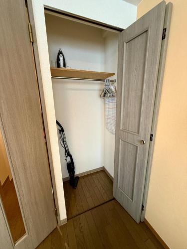 an open door to a room with a closet at 8-1閑静なエリア豊平川目の前でゆったりと静かな旅行可能 in Sapporo