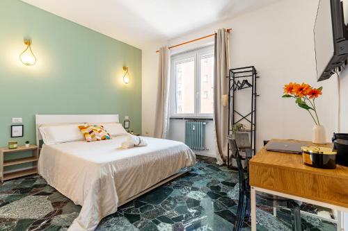 Un dormitorio con una cama y una ventana y una mesa. en Foresteria Buenos Aires, en Milán