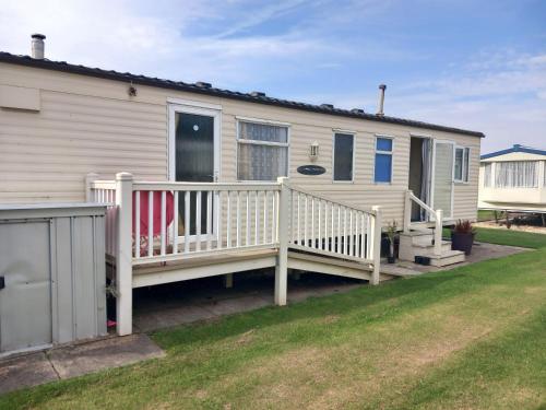 Casa móvil con porche y terraza en Chapel St leonards Happydays beachfield, en Skegness