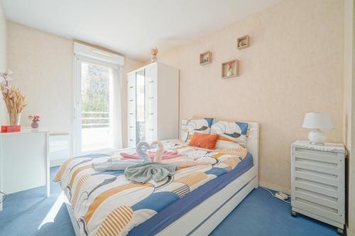une chambre avec un lit avec une serviette dessus dans l'établissement Appartement spacieux avec balcon - proche Paris, à Saint-Denis
