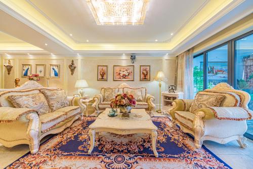 a living room with two couches and a table at Misty Nest High Altitude River View B&B Hongyadong Branch in Chongqing