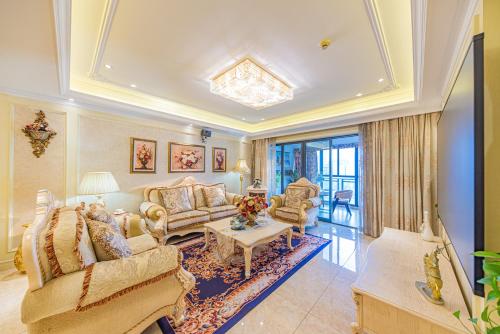 a living room with a couch and a table at Misty Nest High Altitude River View B&B Hongyadong Branch in Chongqing