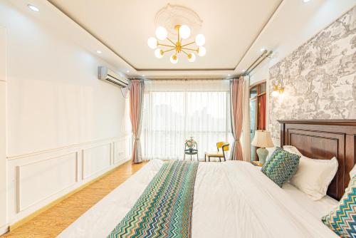 a bedroom with a large bed and a chandelier at Misty Nest High Altitude River View B&B Hongyadong Branch in Chongqing