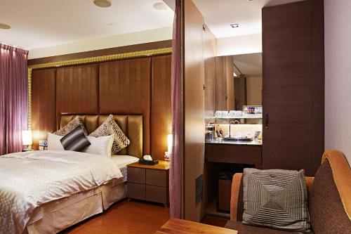a hotel room with a bed and a kitchen at 薇風情汽車旅館 - 台南館 in Liujia