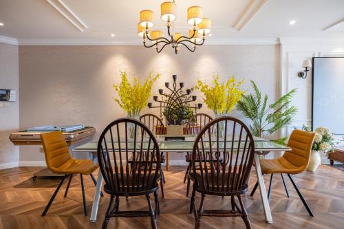 a dining room with a table with chairs and a chandelier at Misty Nest High Altitude River View B&B Hongyadong Branch in Chongqing