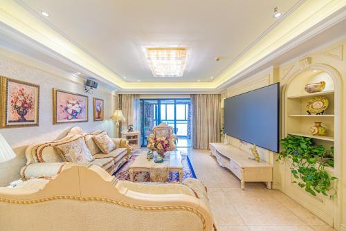 a large living room with a large screen tv at Misty Nest High Altitude River View B&B Hongyadong Branch in Chongqing