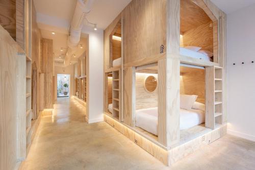 Katil atau katil-katil dalam bilik di Colo Colo Hostel Valencia - Single Private Beds