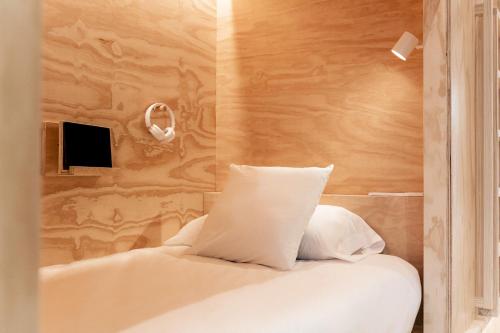 Katil atau katil-katil dalam bilik di Colo Colo Hostel Valencia - Single Private Beds
