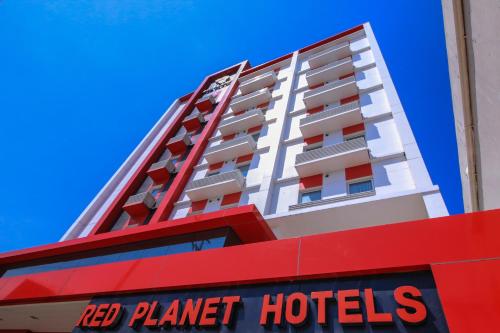 un grand bâtiment blanc avec un hôtel de la planète rouge dans l'établissement Red Planet Davao, à Davao