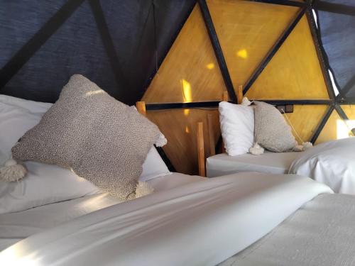 Postel nebo postele na pokoji v ubytování Tatooine Stars Camp