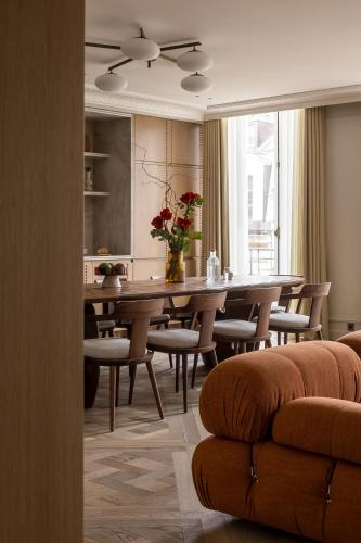 une salle à manger avec une table et des chaises dans l'établissement HIGHSTAY - Luxury Serviced Apartments - Vendôme, à Paris
