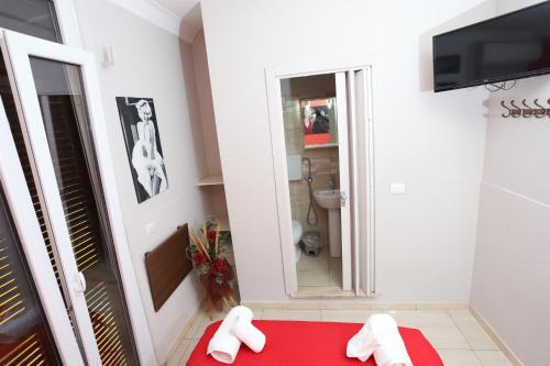 TV a/nebo společenská místnost v ubytování B&B Central Palace King Of Rome