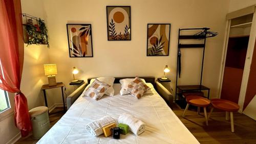 une chambre avec un grand lit blanc avec des oreillers dans l'établissement 093 - Le Terracotta -2 pers-Parking - Proche du centre, à Montpellier