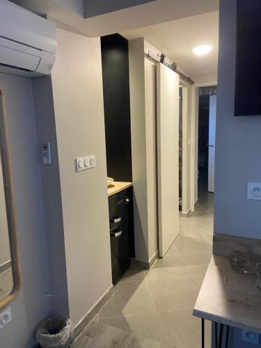 - un couloir d'une chambre avec lavabo et salle de bains dans l'établissement Chambres chez l'habitant, à Salles-d'Aude