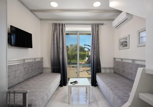 Kastro Suites