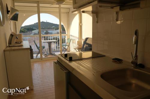 Il comprend une cuisine avec un évier. dans l'établissement CapNat - Village Naturiste - Port Soleil - Le Capri Sun, au Cap d'Agde