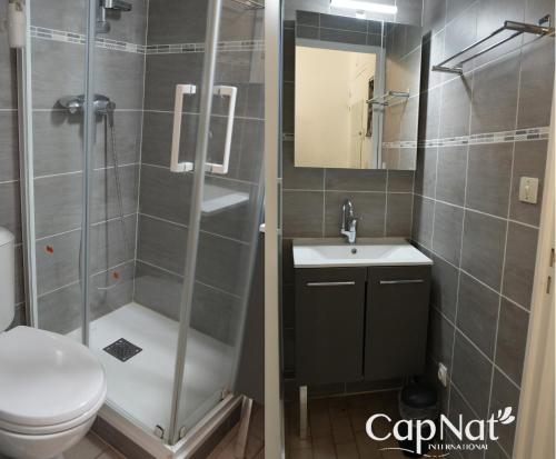 une salle de bain avec une douche, des toilettes et un lavabo dans l'établissement CapNat - Village Naturiste - Port Soleil - Le Capri Sun, au Cap d'Agde