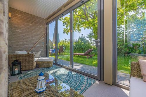 una veranda schermata con porte scorrevoli in vetro di Ferienwohnung Luv a Gelting