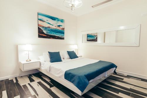 Almog Beach Apartments מגדלי חוף הכרמל חיפהにあるベッド