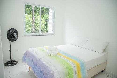 Ένα ή περισσότερα κρεβάτια σε δωμάτιο στο Conforto e Localização no Coração de POA SK1661