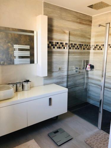 une salle de bain blanche avec une douche et un lavabo dans l'établissement VILLA DESIGN AVIGNON pool near FESTIVAL, à Avignon