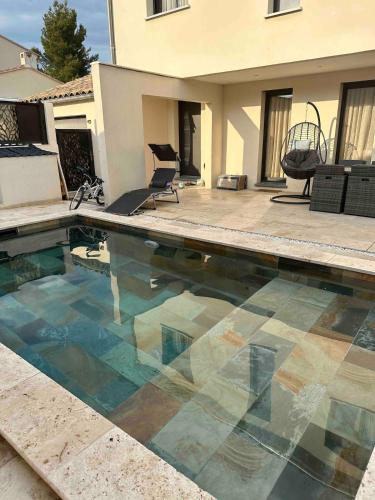 une piscine devant une maison dans l'établissement VILLA DESIGN AVIGNON pool near FESTIVAL, à Avignon